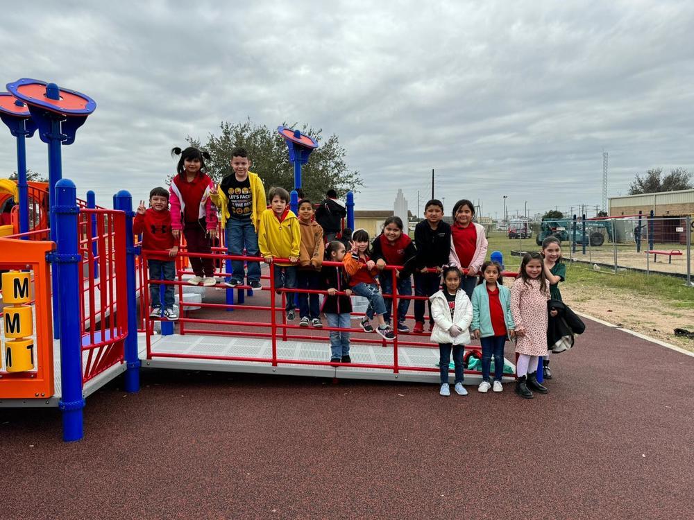 EB Reyna students on the playground