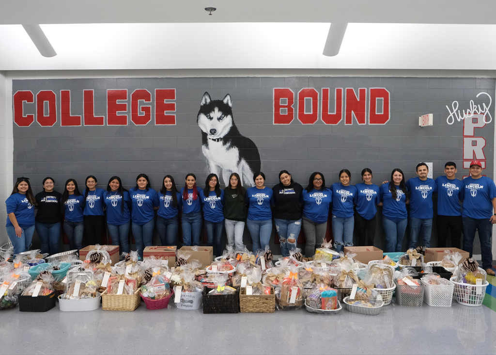 image of 2022-2023 NHS members with food donations